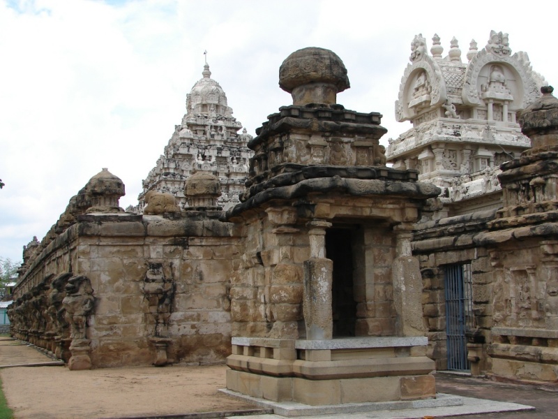 2008/03(March)/AroundTheWorld/1st 4 Stops/800x600_24  Kanchipuram, India 8th century temple.jpeg
